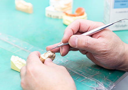 歯科技工物の制作中の写真